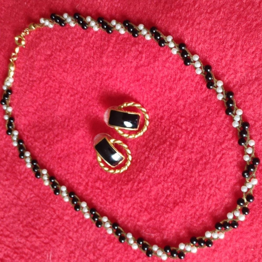 Traffari pearl, white and black necklace with pierced earrings.